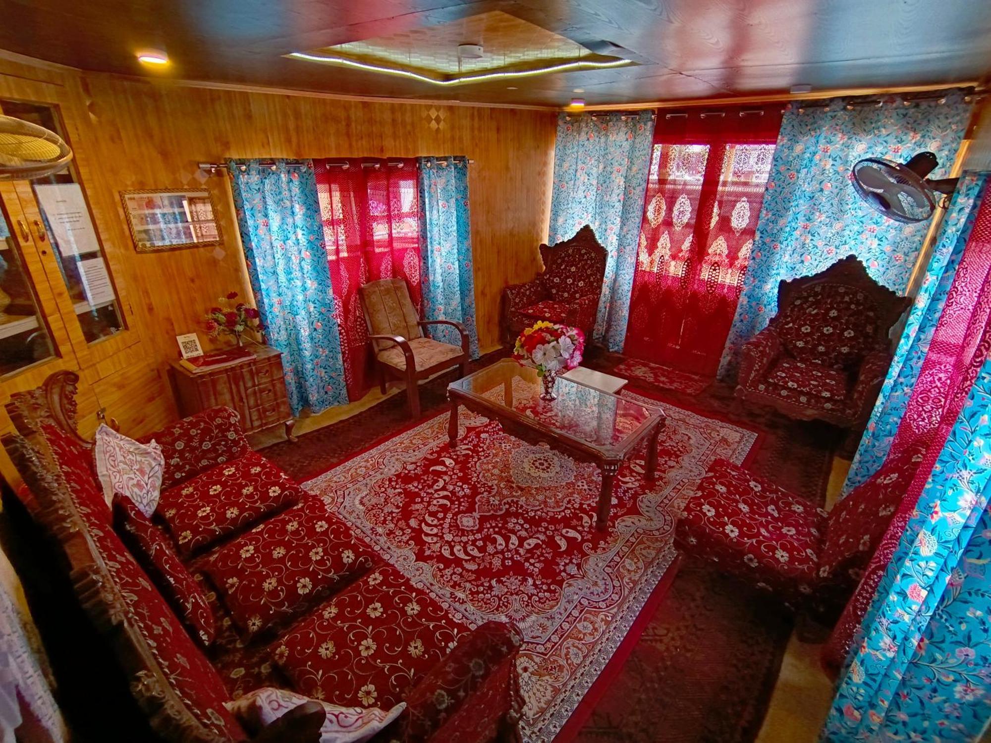 The Dreamer Destination' Houseboat Hotel