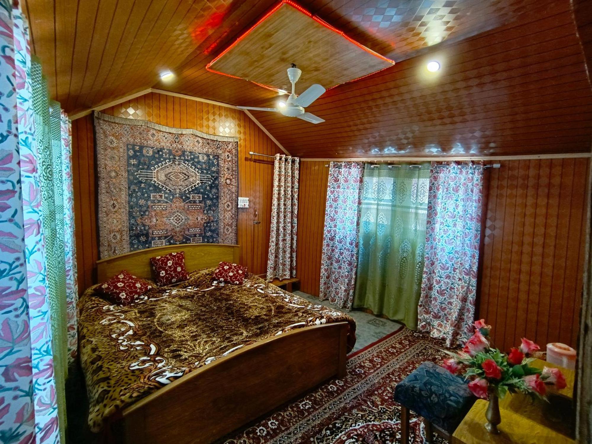 Hotel The Dreamer Destination' Houseboat