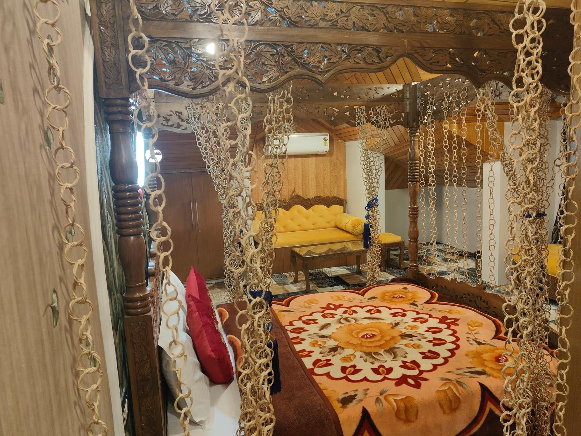 Golden Homestay *