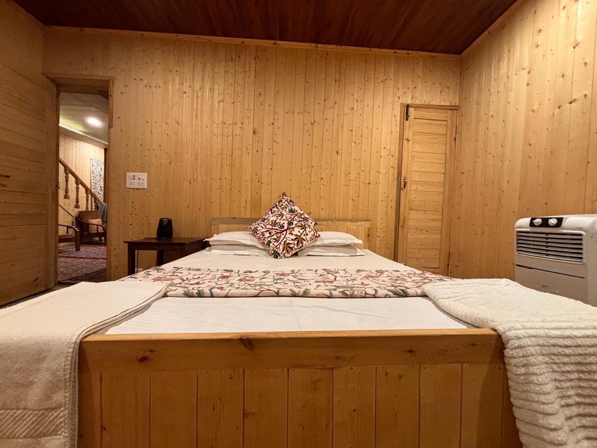 Omar Khayyam Houseboat Retreat And Favela Headrooms Guest house