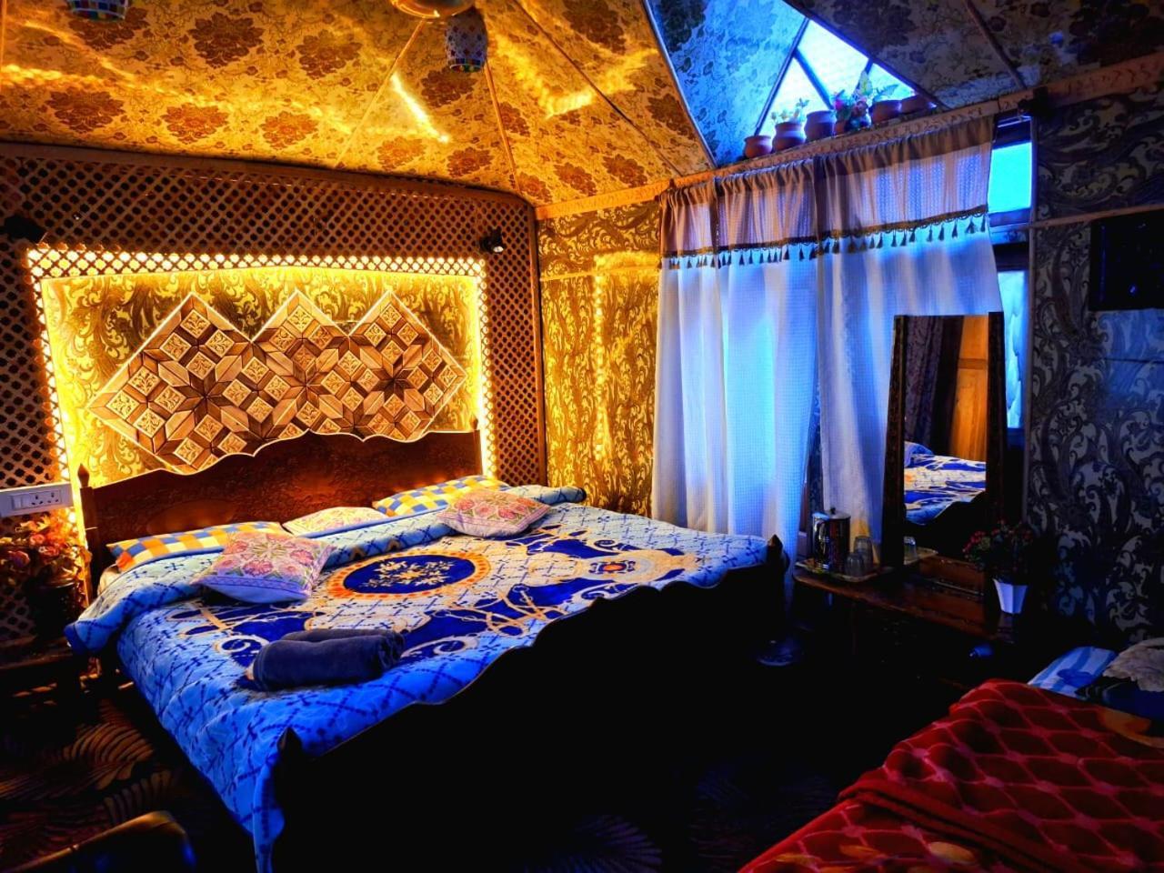 King Of Kings Houseboat Hotel 3*