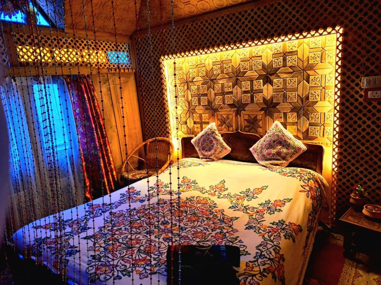 Hotel King Of Kings Houseboat Srinagar (Jammu and Kashmir)