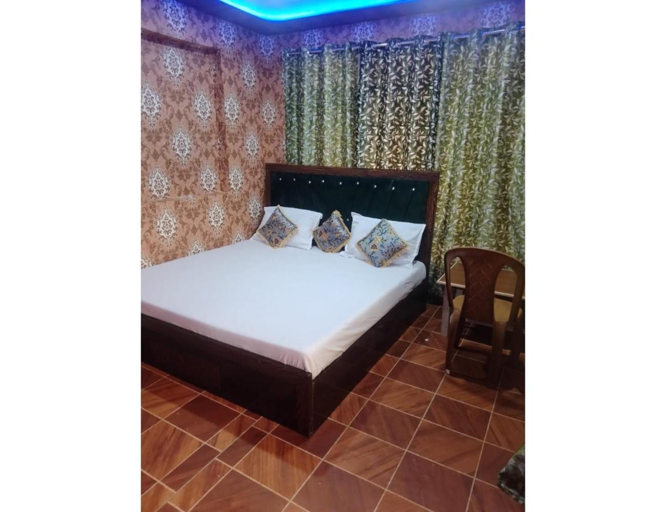 Ikhlas Guest House, Homestay Srinagar (Jammu and Kashmir)