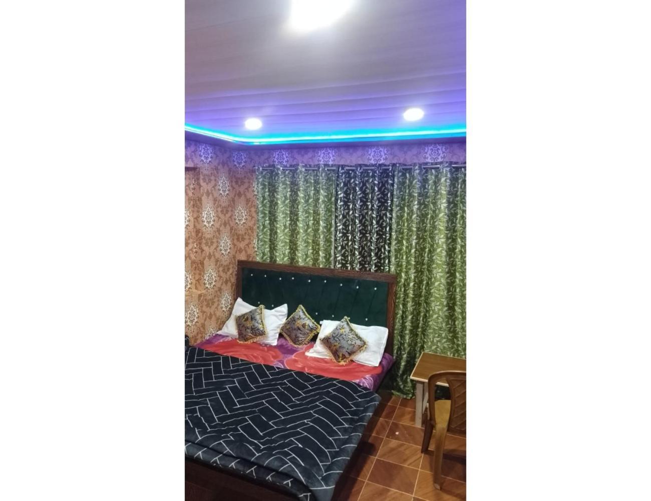 Ikhlas Guest House, * Srinagar (Jammu and Kashmir)
