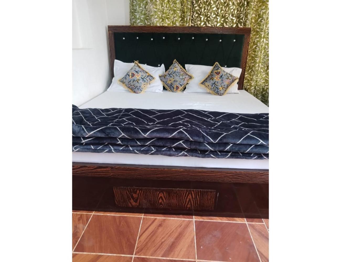Ikhlas Guest House, Homestay Srinagar (Jammu and Kashmir)