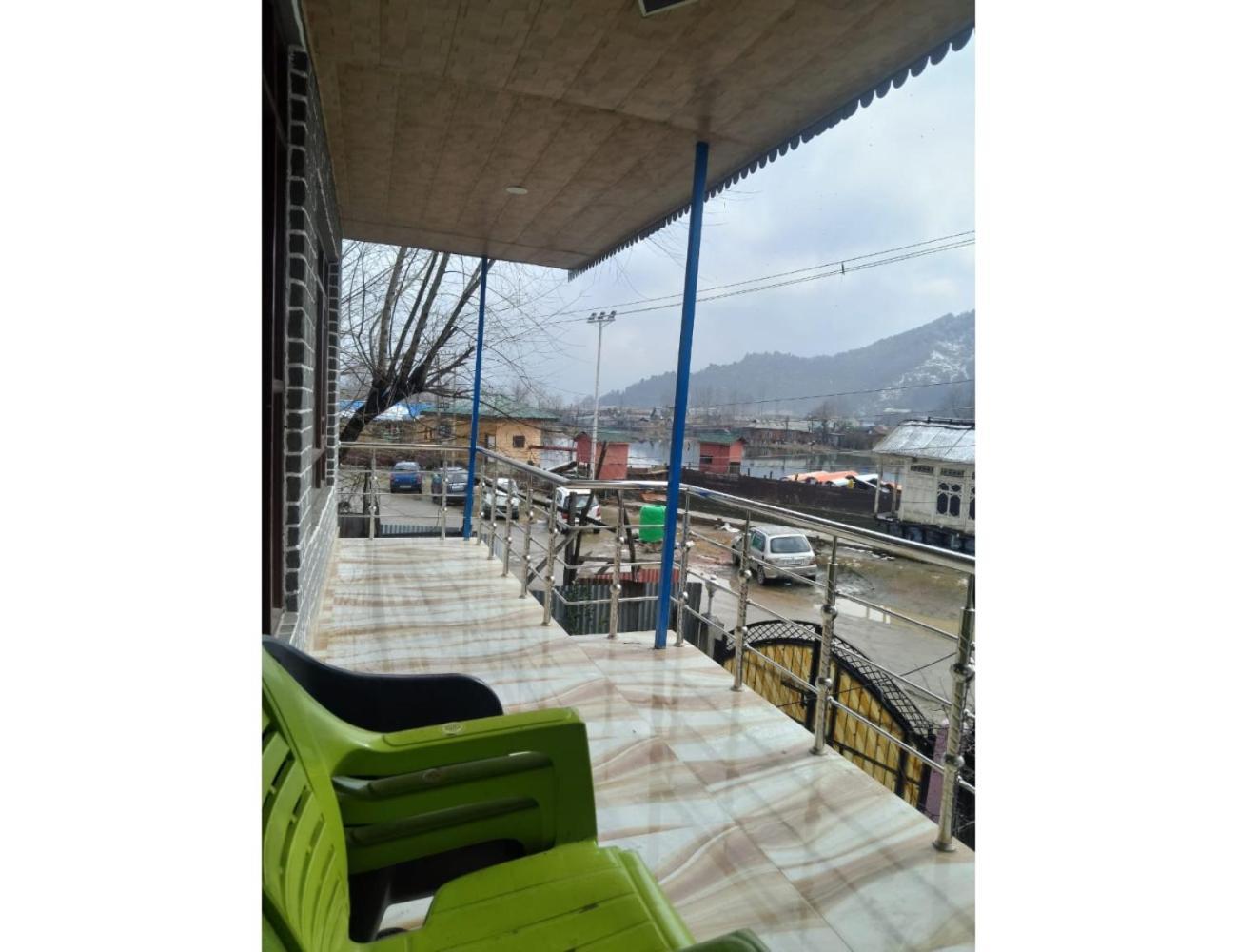 Ikhlas Guest House, Srinagar (Jammu and Kashmir)