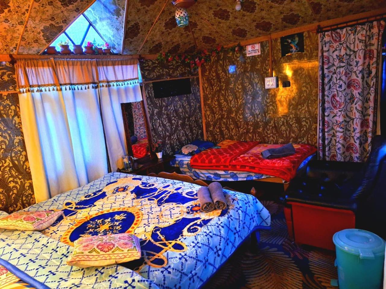 Hb King Of Kings Hotel Srinagar (Jammu and Kashmir)