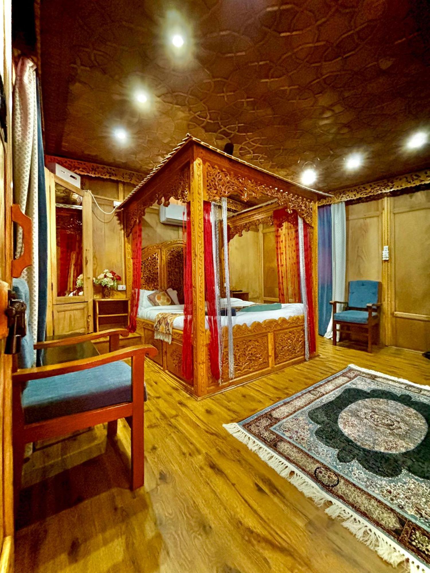 Bed & Breakfast The Badyari Palace Houseboats 4*