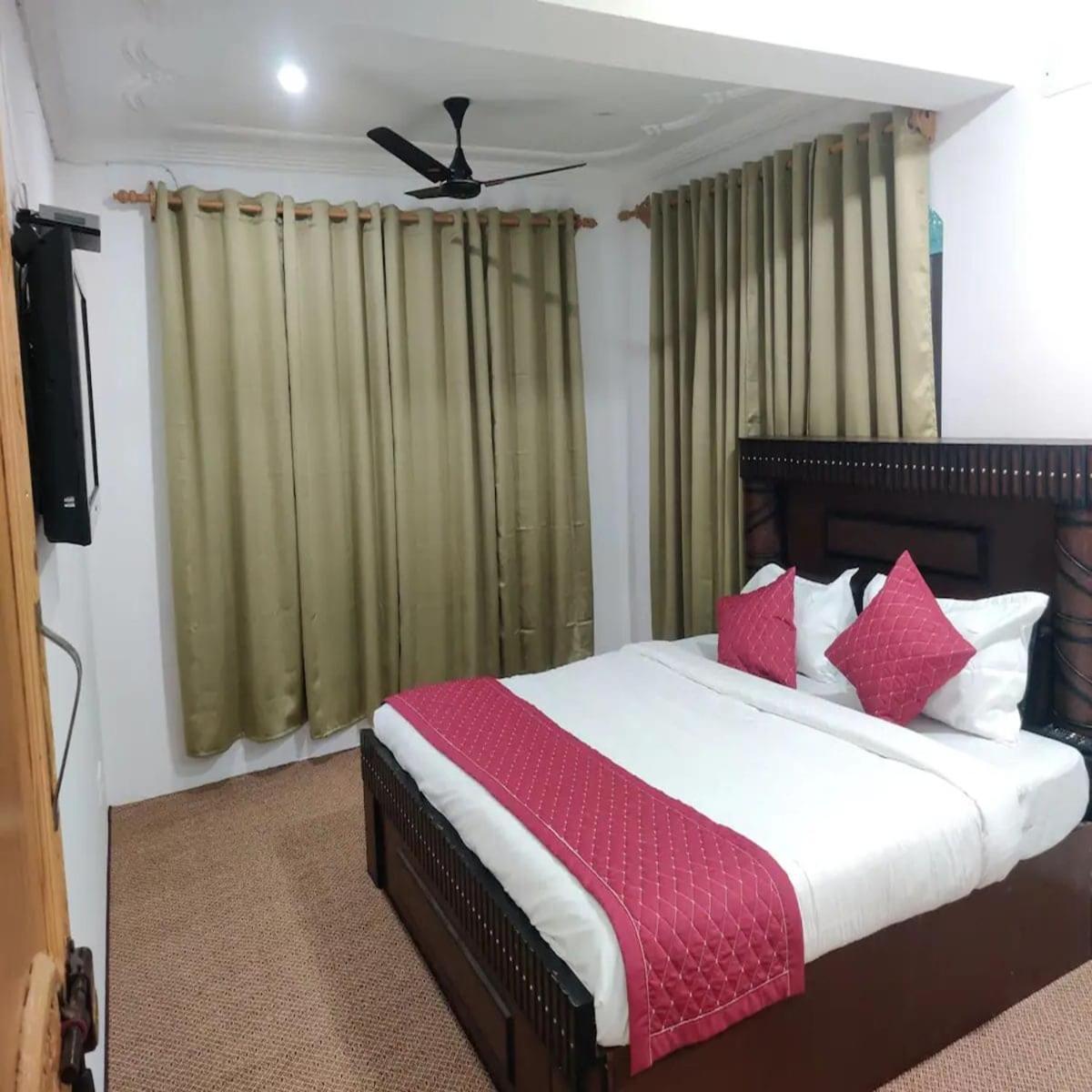 Love And Peace Homestay * Srinagar (Jammu and Kashmir)