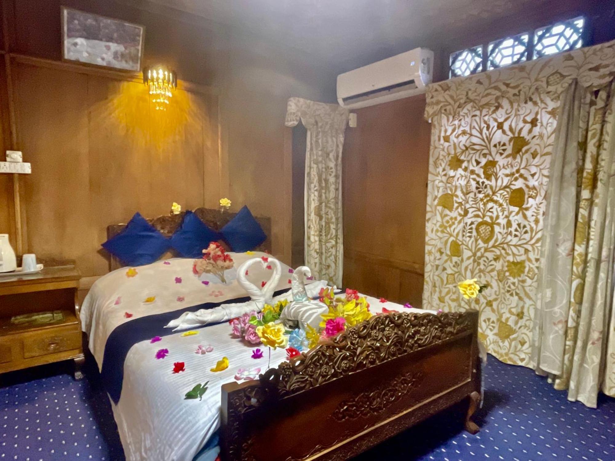 Hotel New Sea Palace Houseboats