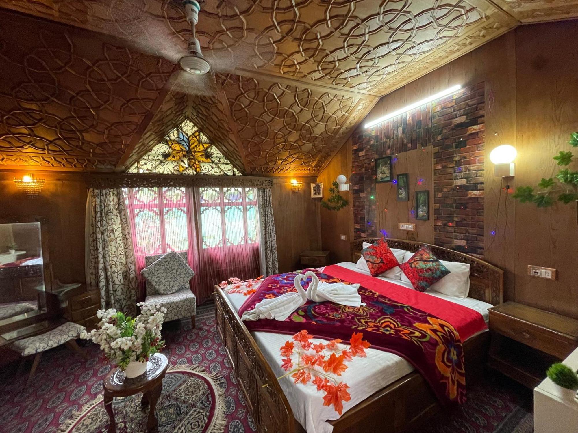 Hotel New Sea Palace Houseboats
