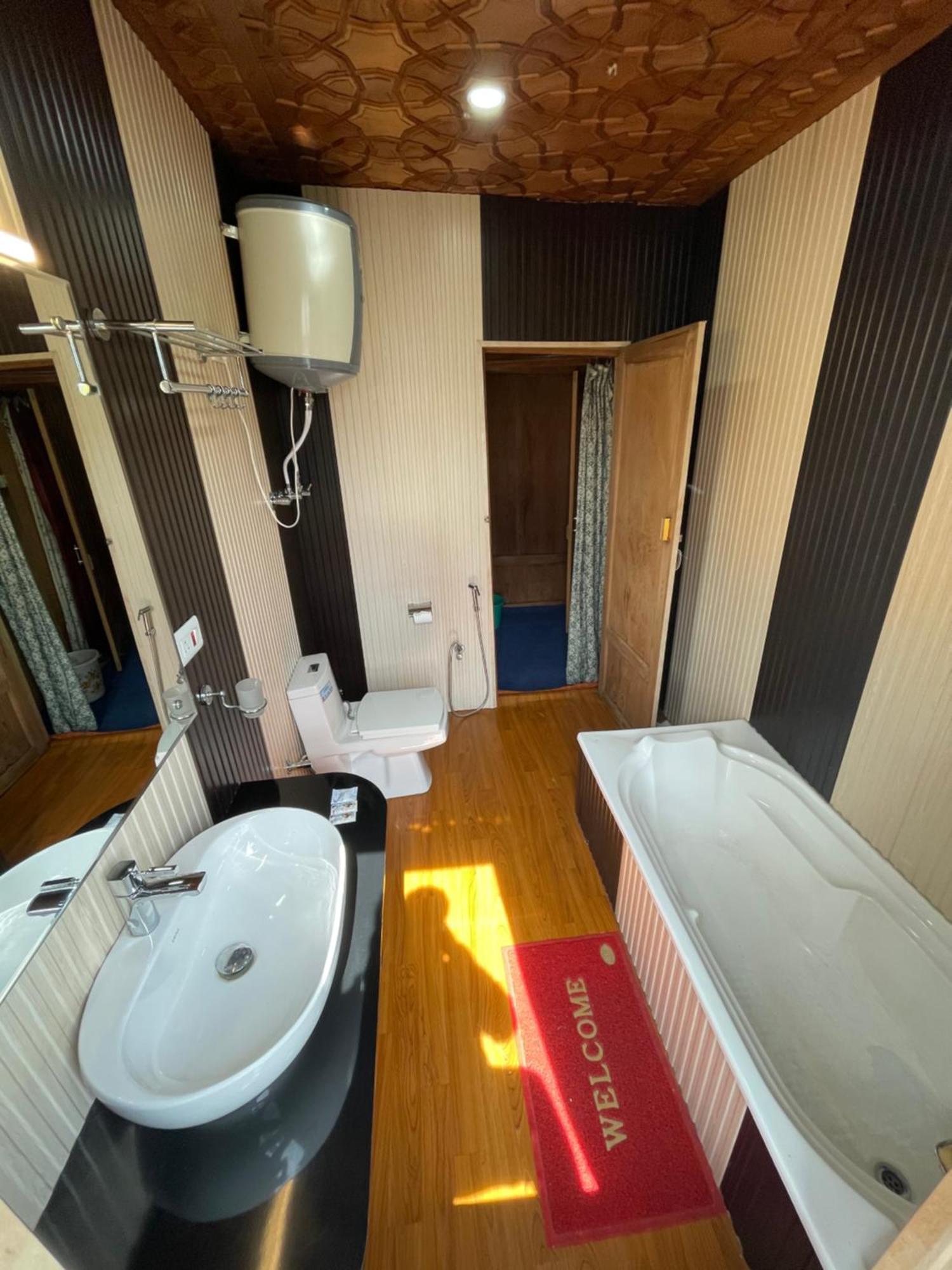 New Sea Palace Houseboats