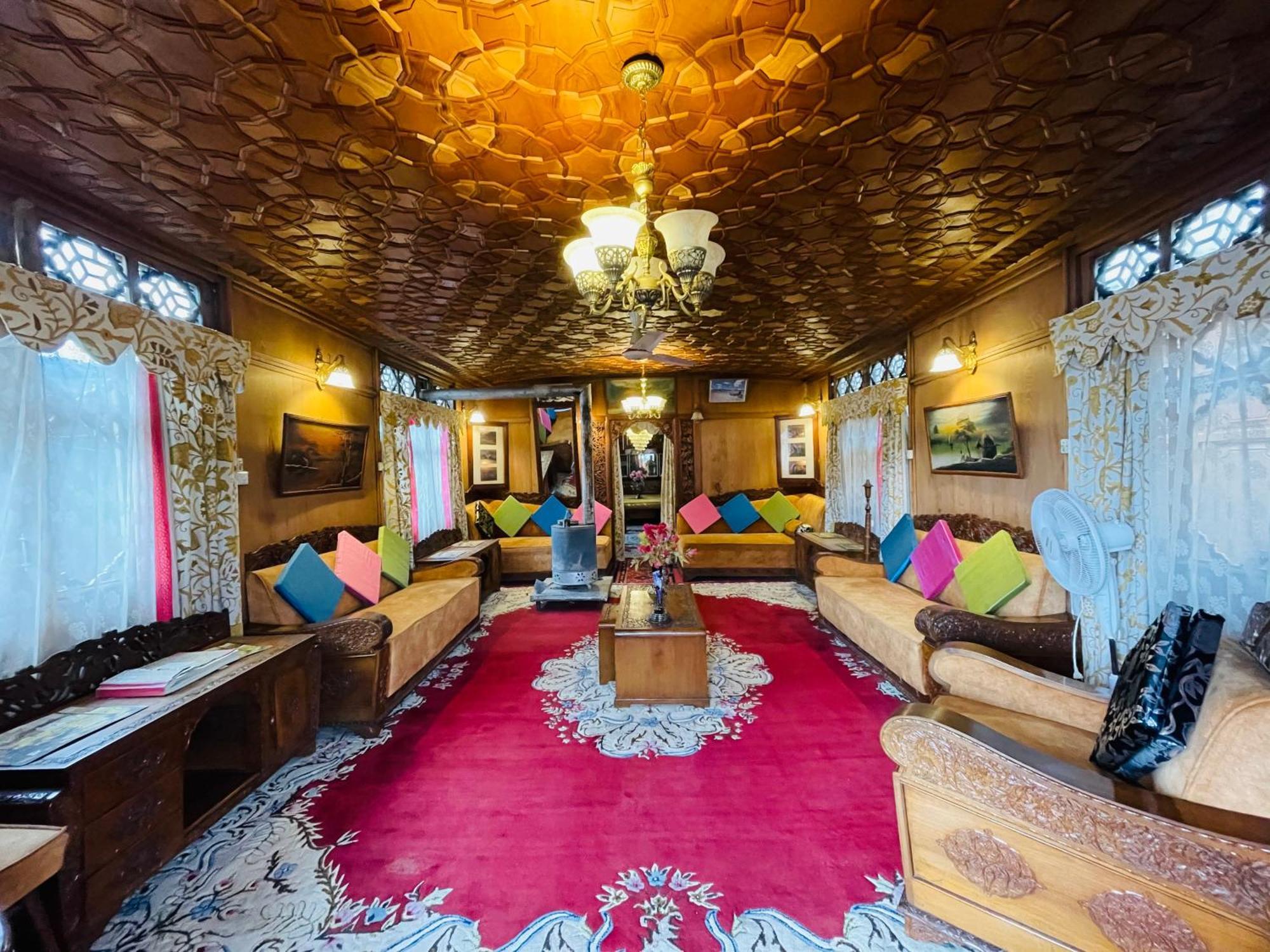 Hotel New Sea Palace Houseboats