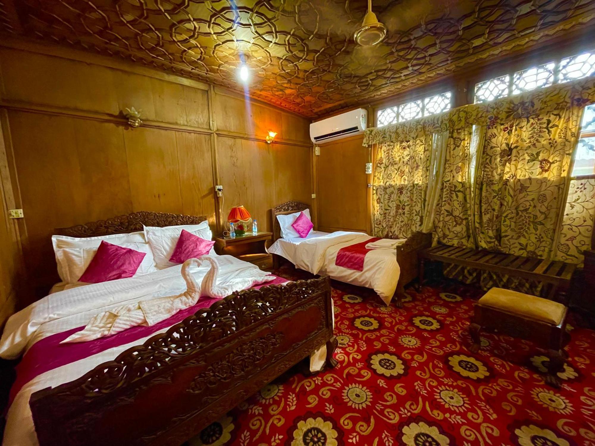 Hotel New Sea Palace Houseboats 4*