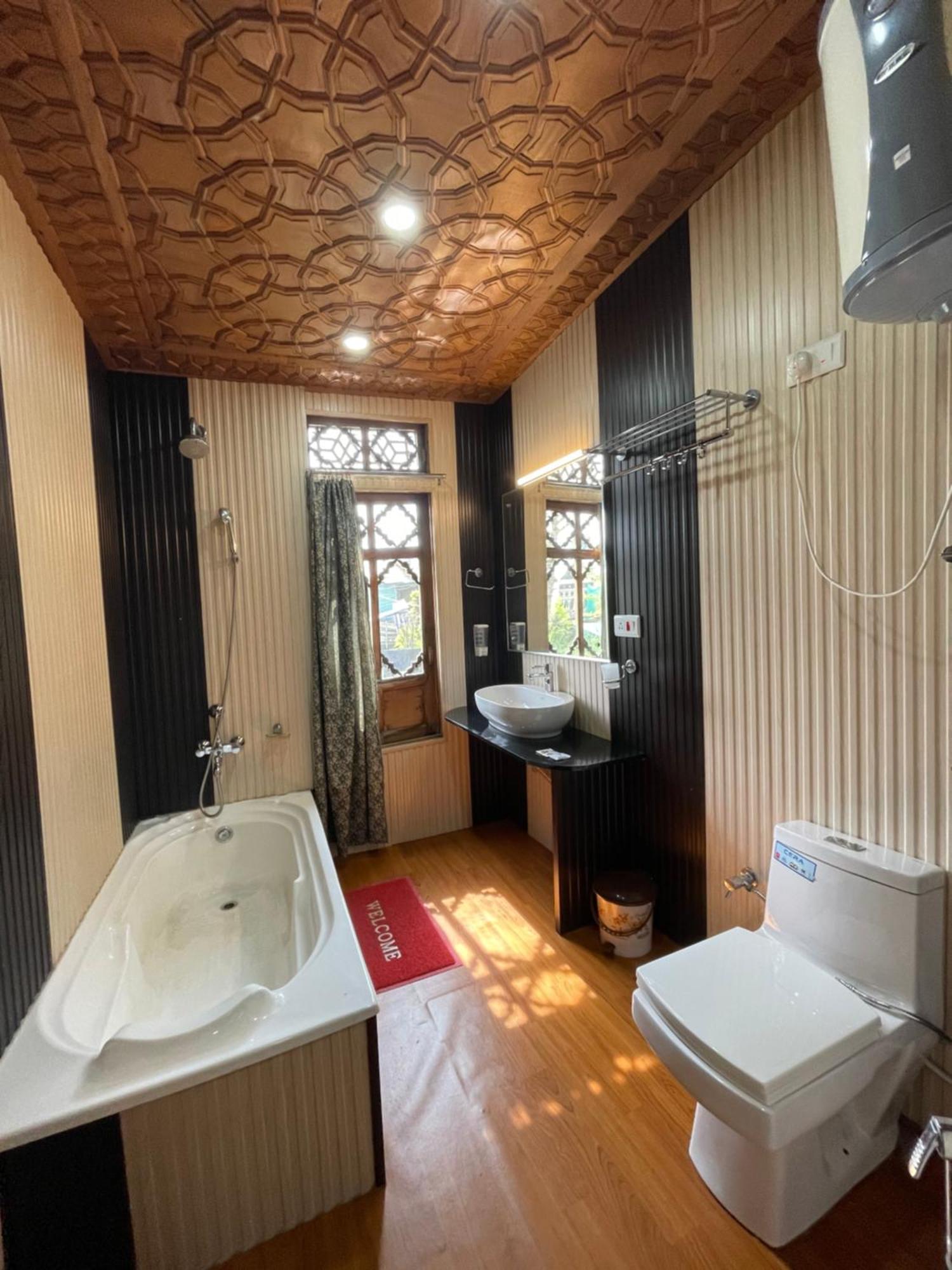 New Sea Palace Houseboats Hotel