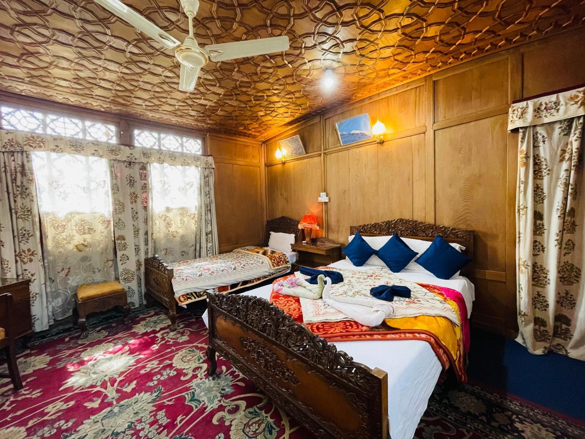 Hotel New Sea Palace Houseboats Srinagar (Jammu and Kashmir)