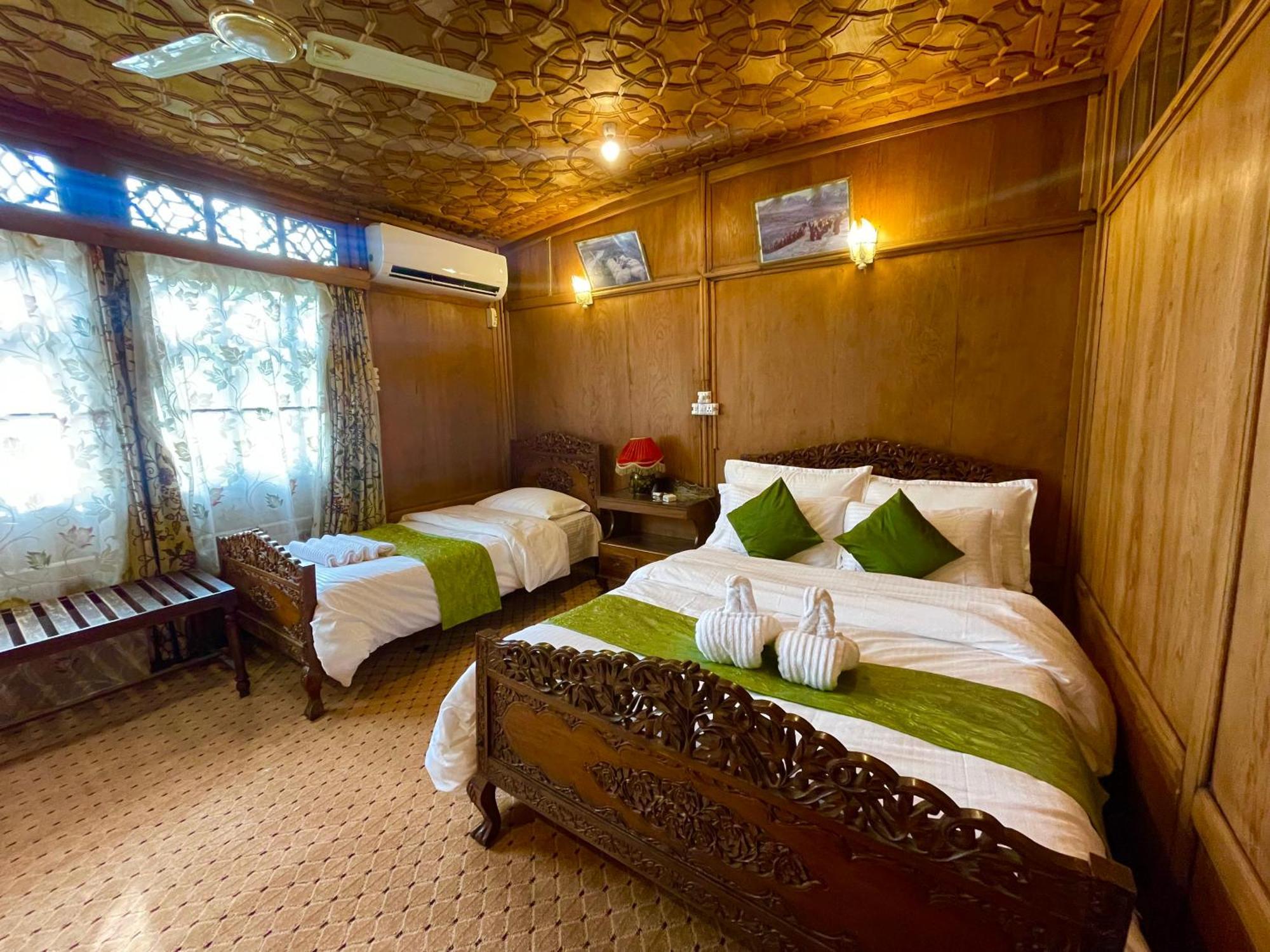 Hotel New Sea Palace Houseboats