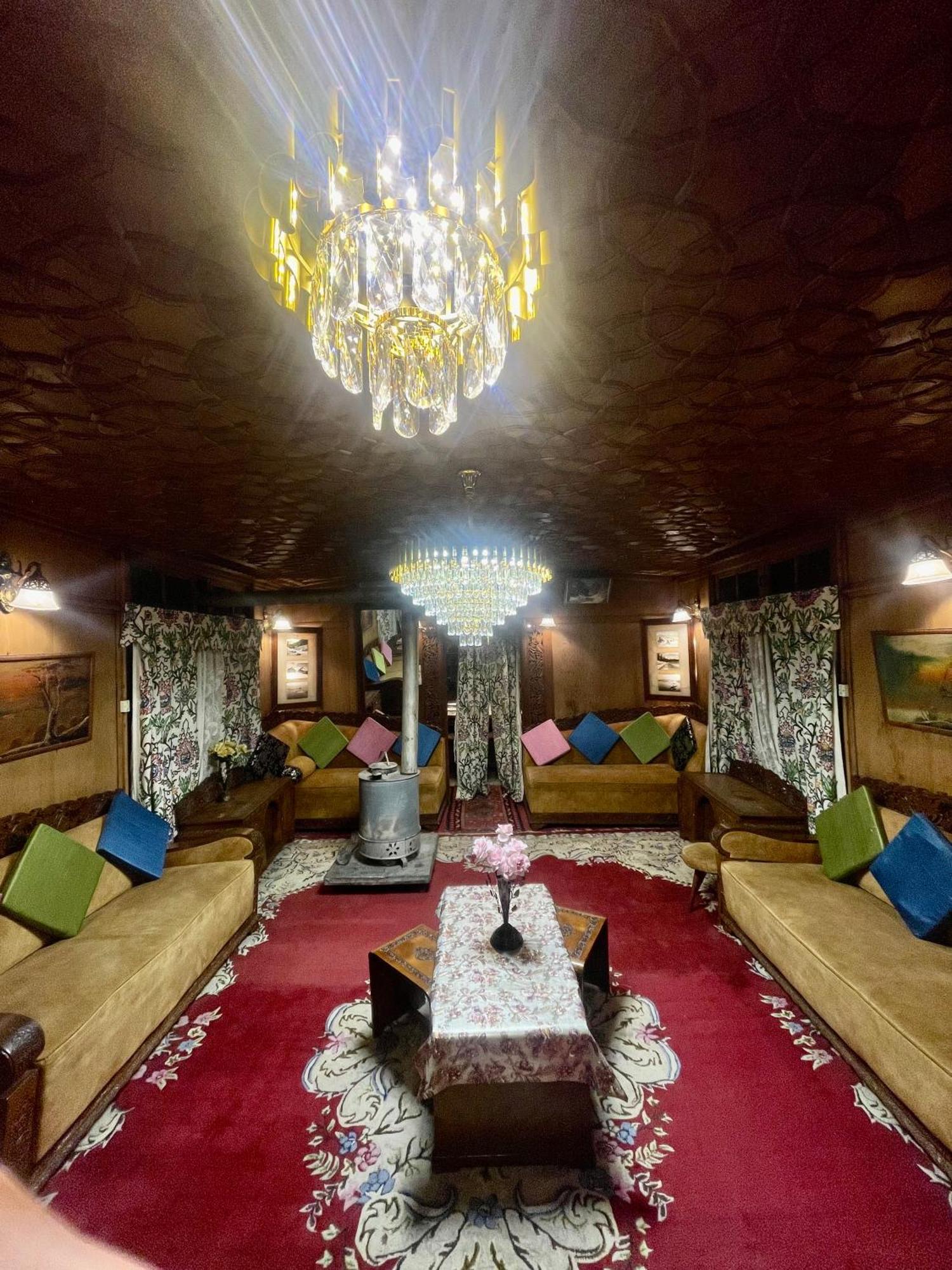 New Sea Palace Houseboats Hotel 4*