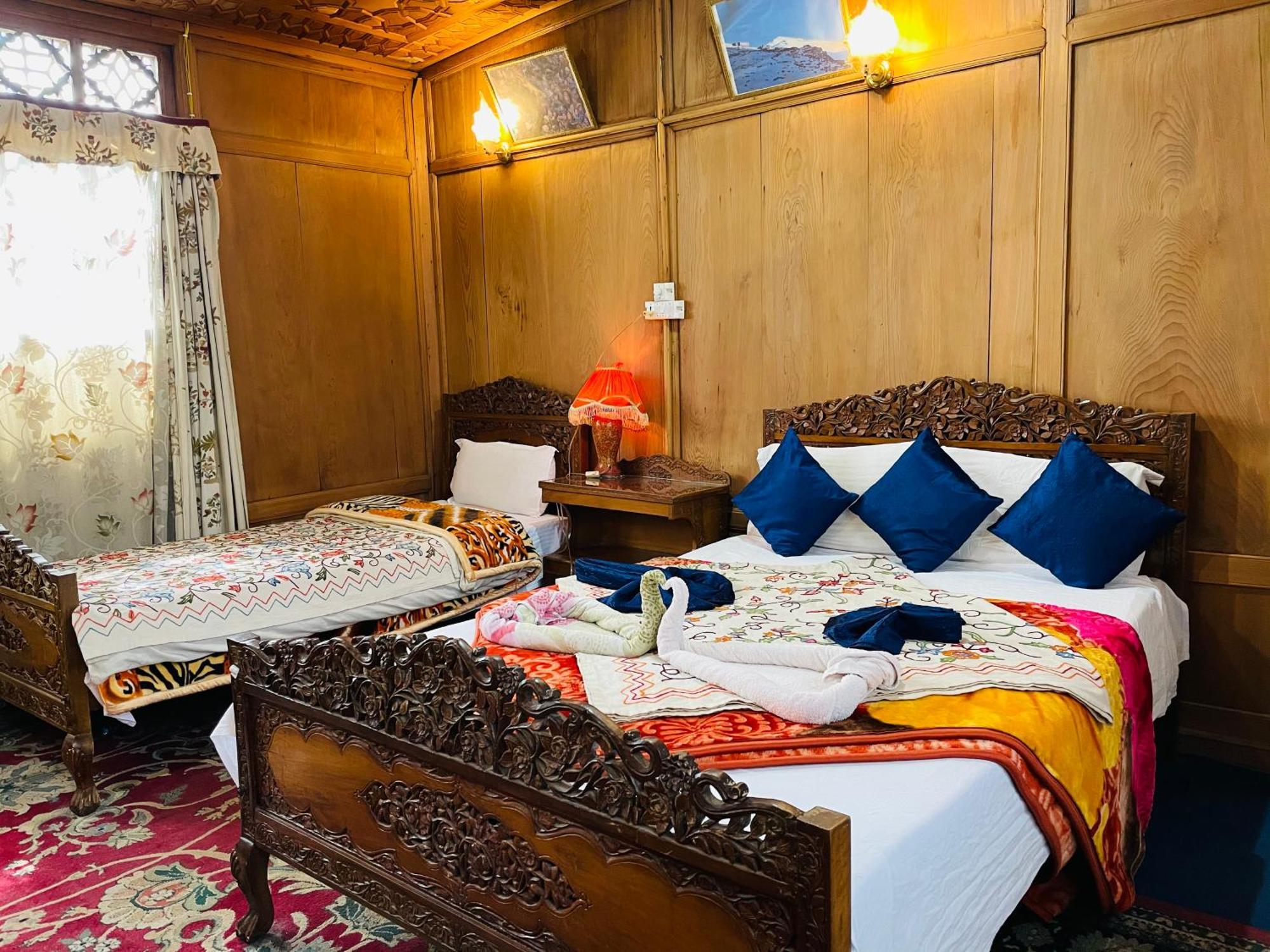 Hotel New Sea Palace Houseboats 4*