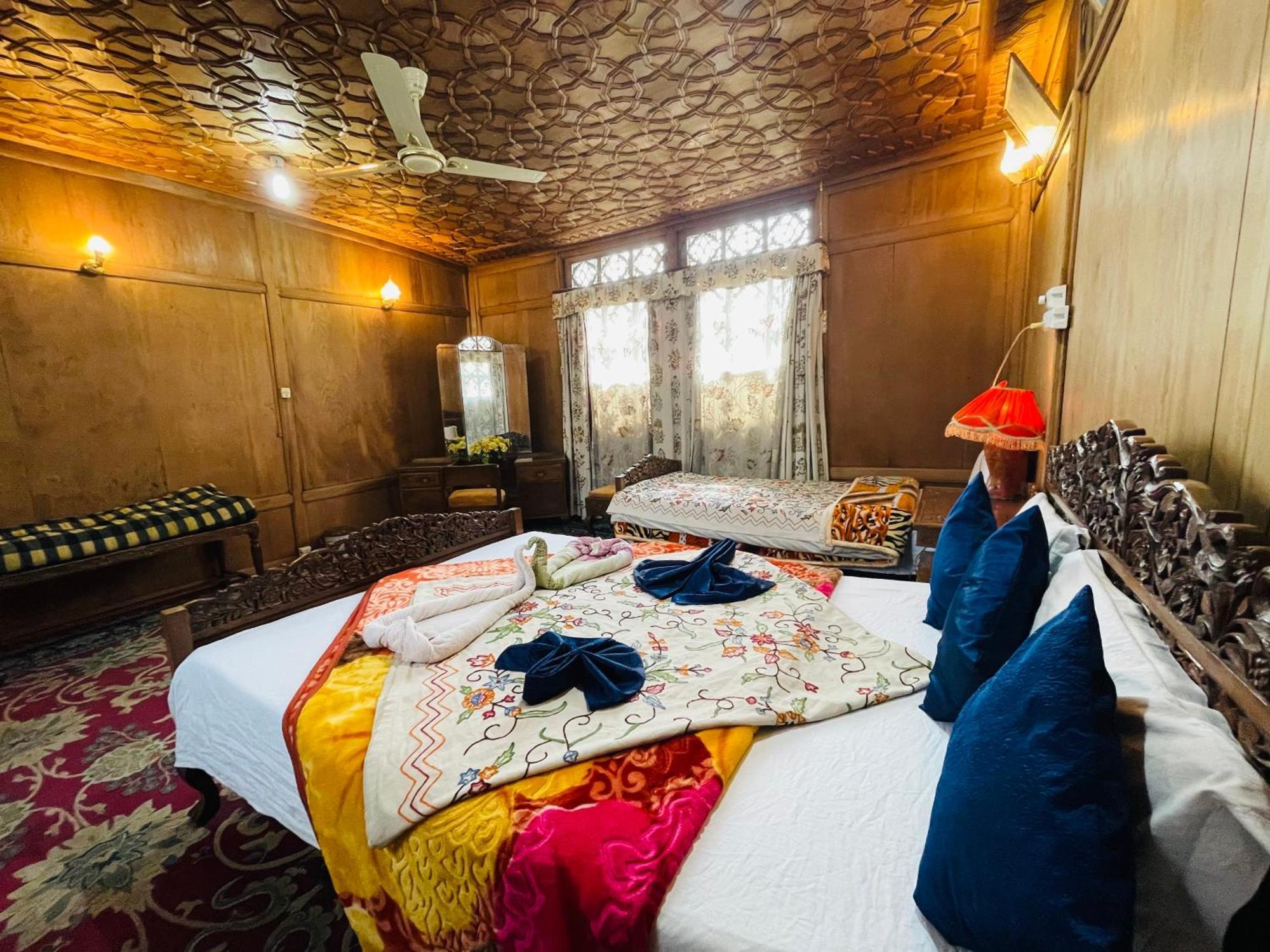 Hotel New Sea Palace Houseboats Srinagar (Jammu and Kashmir)