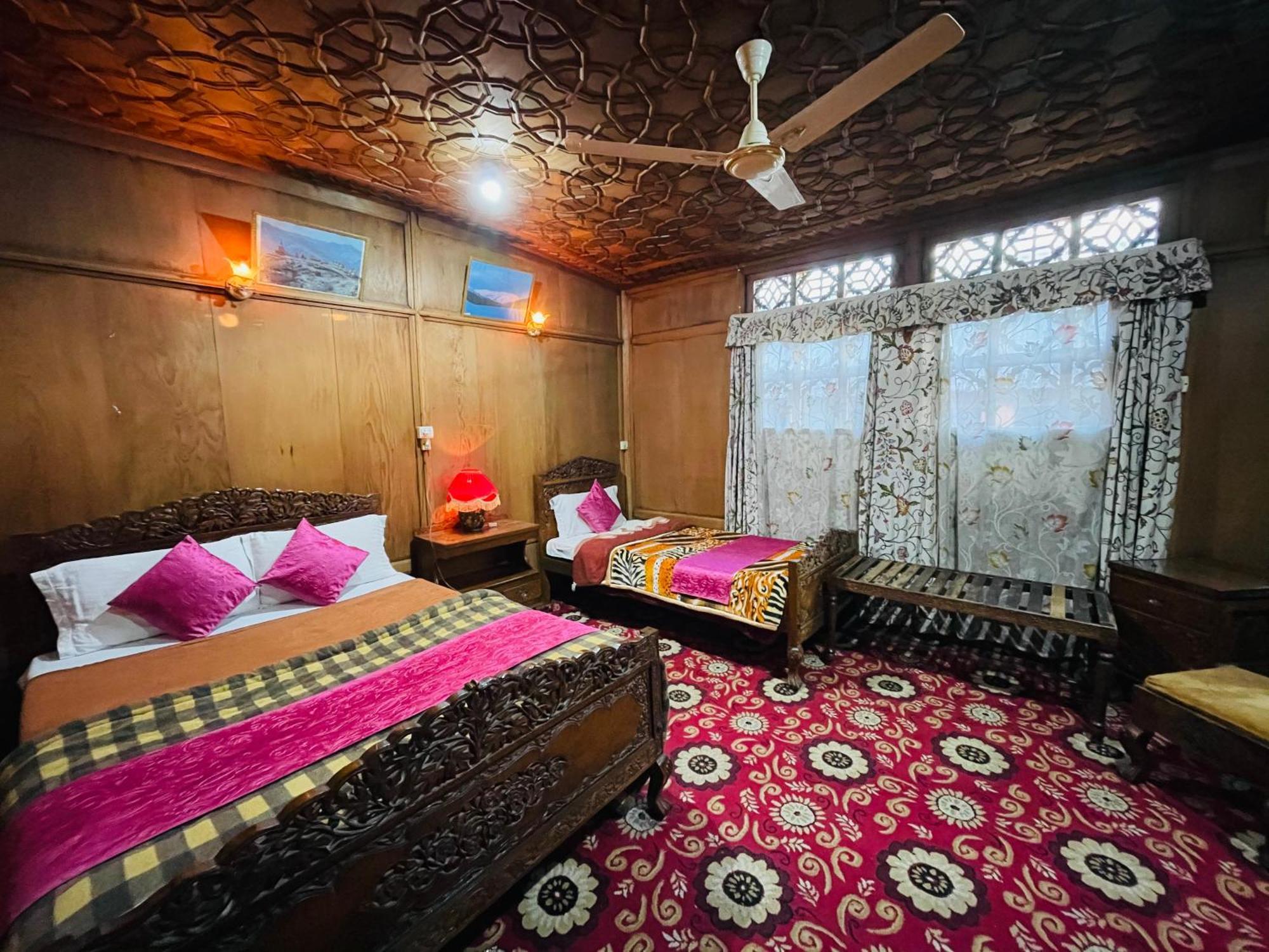 New Sea Palace Houseboats 4* Srinagar (Jammu and Kashmir)