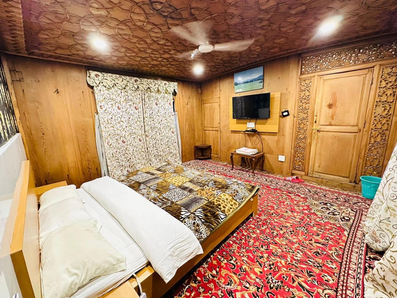 Botel Hayat Group Of Houseboats Srinagar (Jammu and Kashmir)