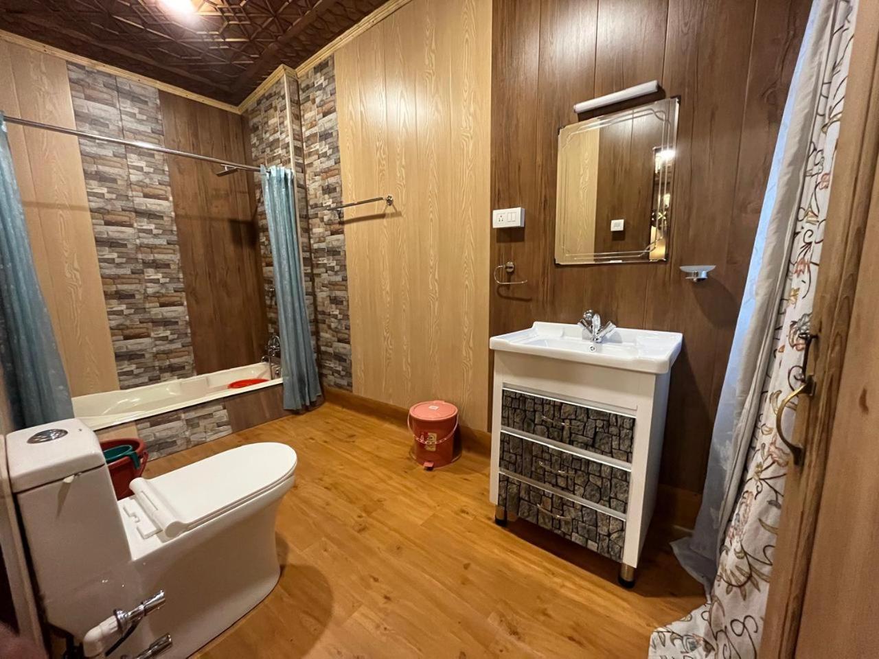 Floating Shanghai Group Of Houseboats Botel 4*