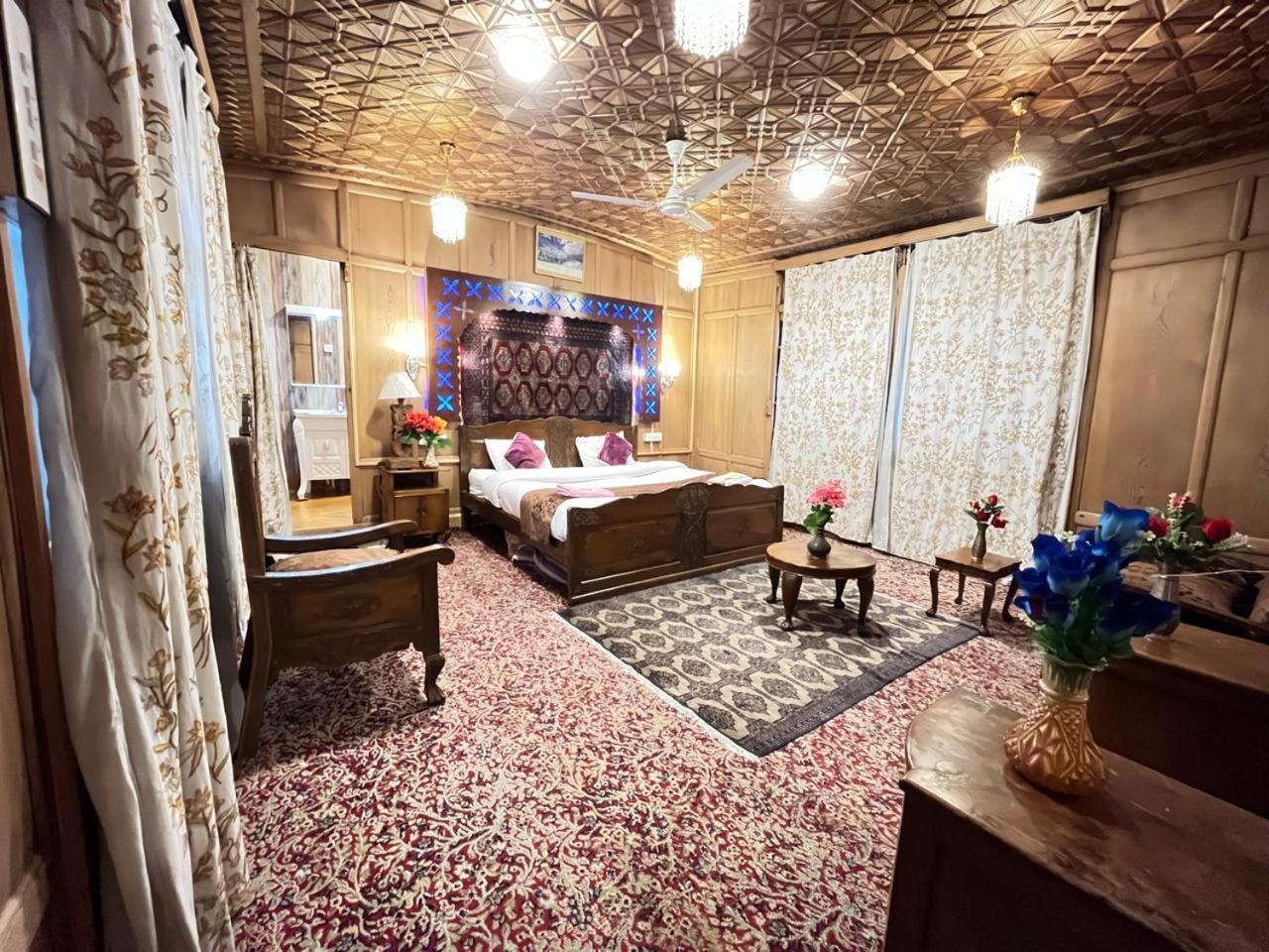 Floating Shanghai Group Of Houseboats Botel 4*
