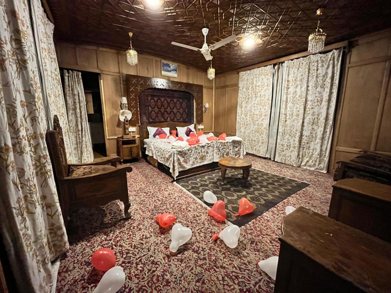 Botel Floating Shanghai Group Of Houseboats 4*