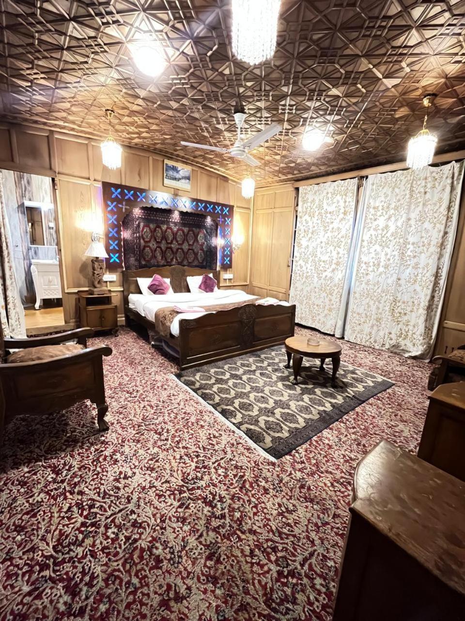 Floating Shanghai Group Of Houseboats 4* Srinagar (Jammu and Kashmir)