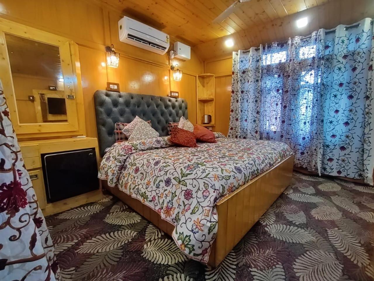 Floating Shanghai Group Of Houseboats 4*