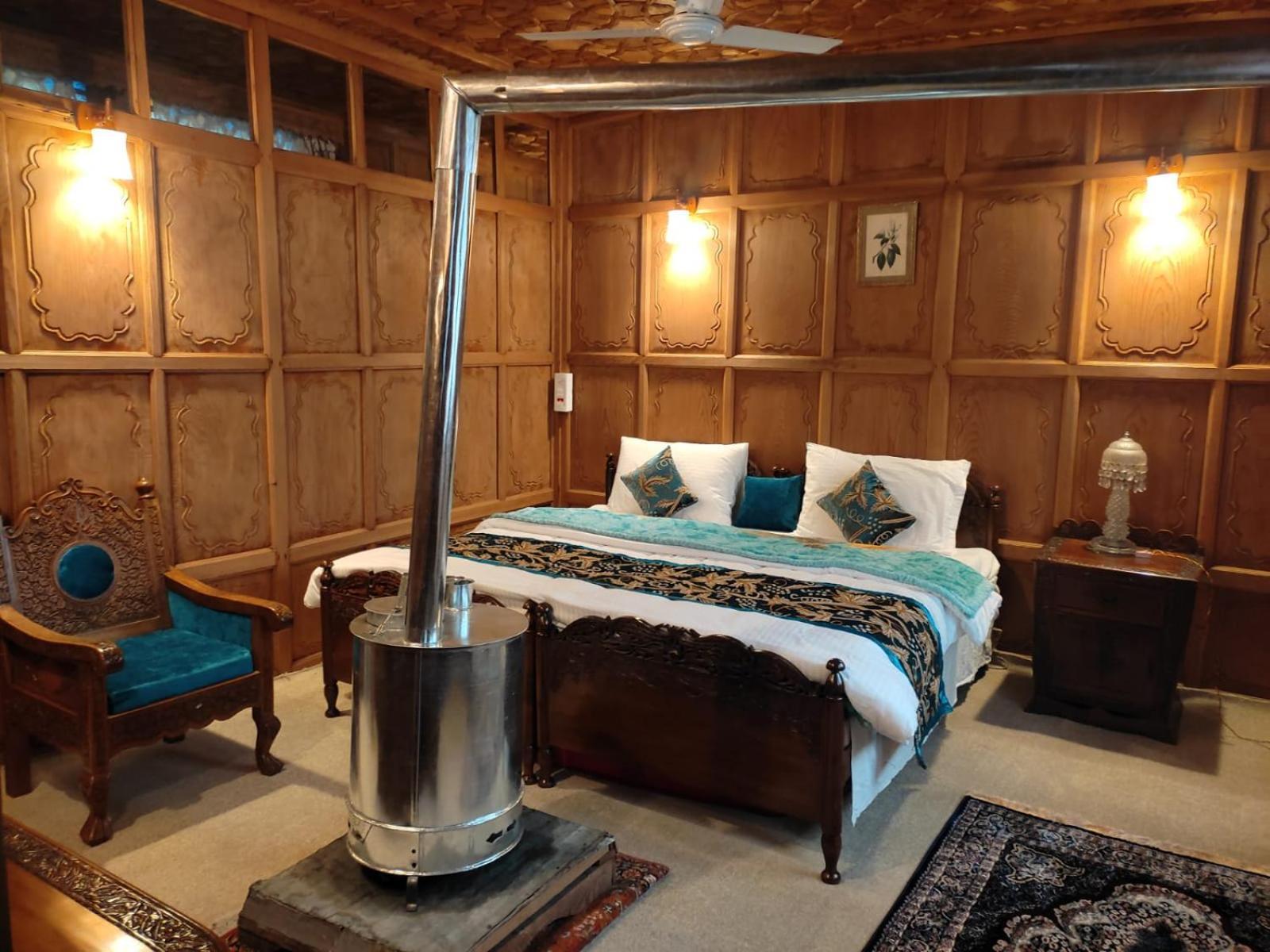 Floating Shanghai Group Of Houseboats Botel 4*