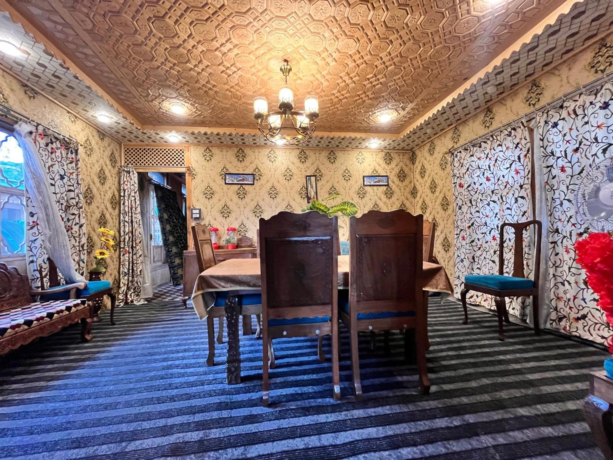 Floating Shanghai Group Of Houseboats Botel 4*