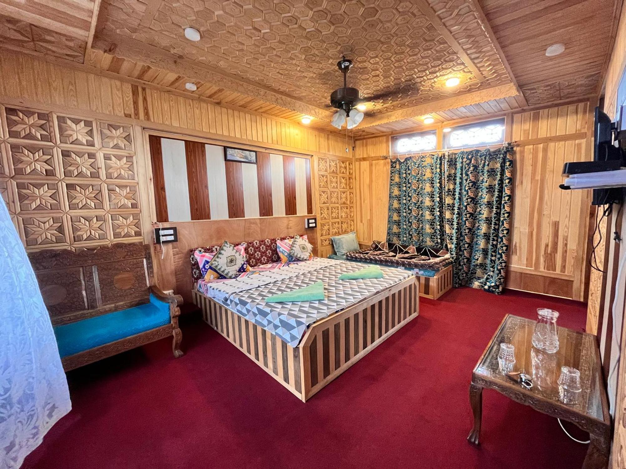 Floating Shanghai Group Of Houseboats Botel Srinagar (Jammu and Kashmir)