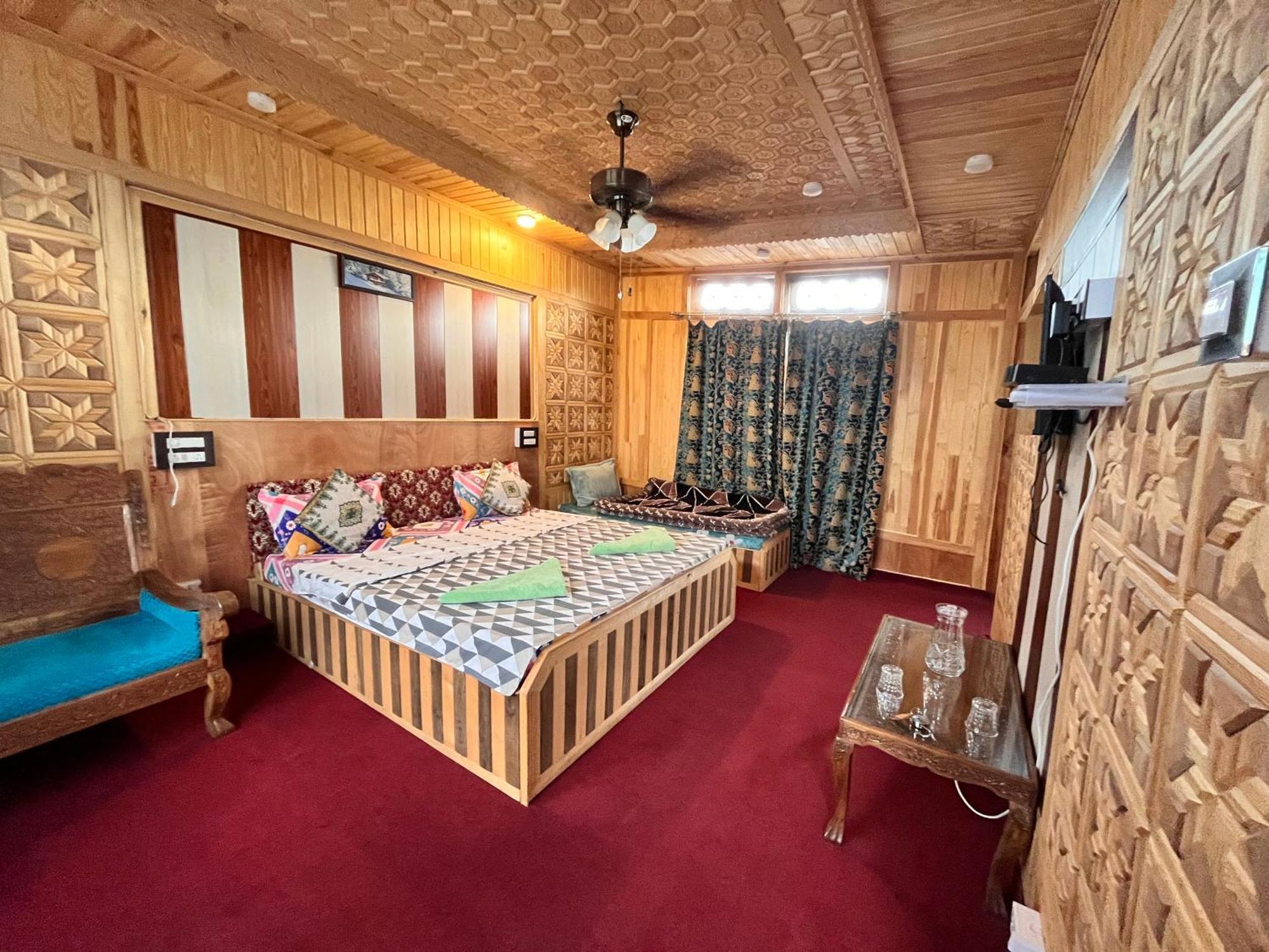 Botel Floating Shanghai Group Of Houseboats Srinagar (Jammu and Kashmir)