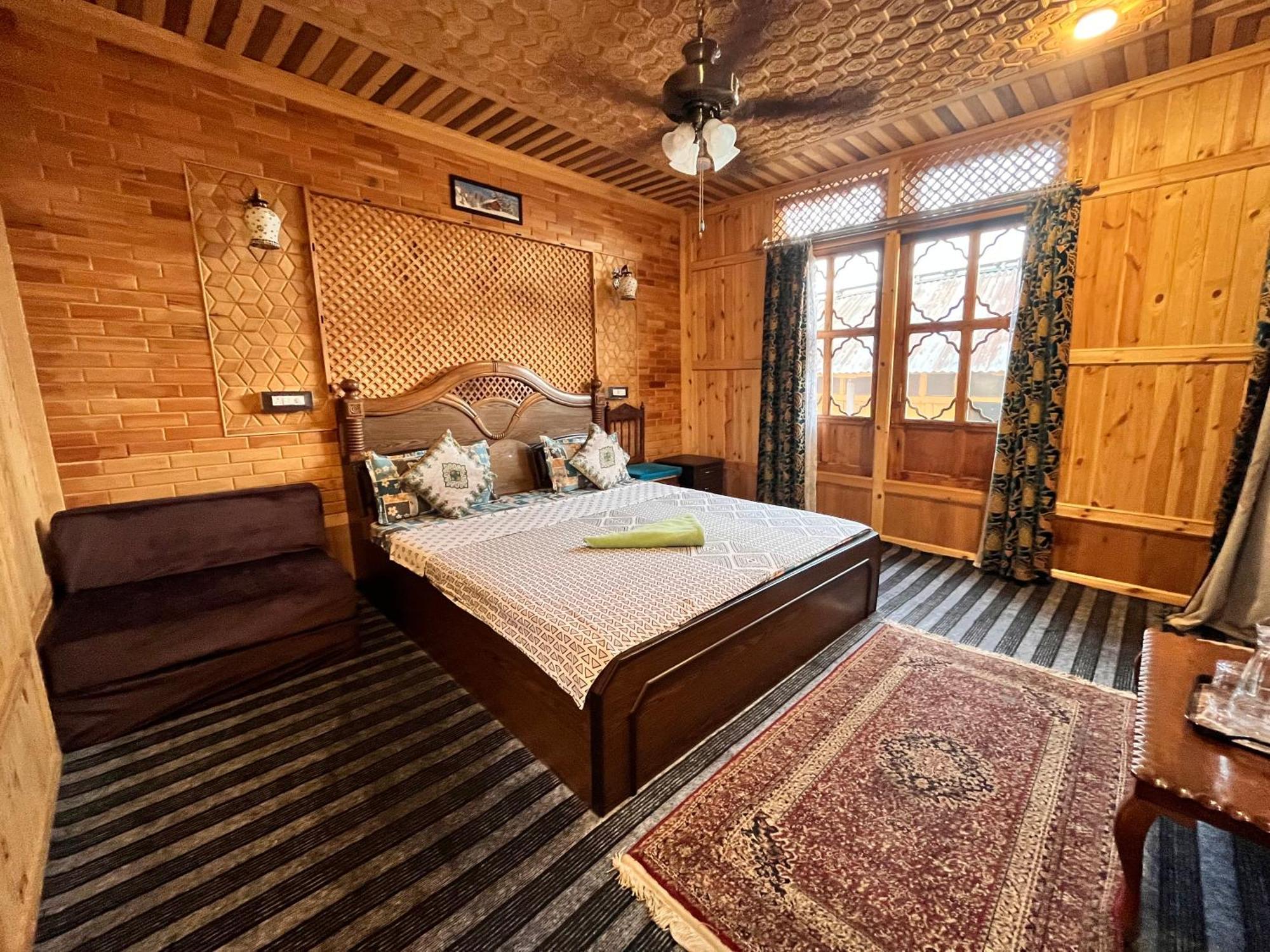 Floating Shanghai Group Of Houseboats 4*