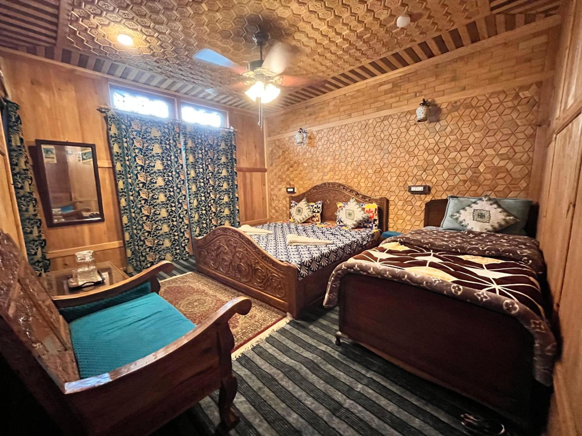 Floating Shanghai Group Of Houseboats