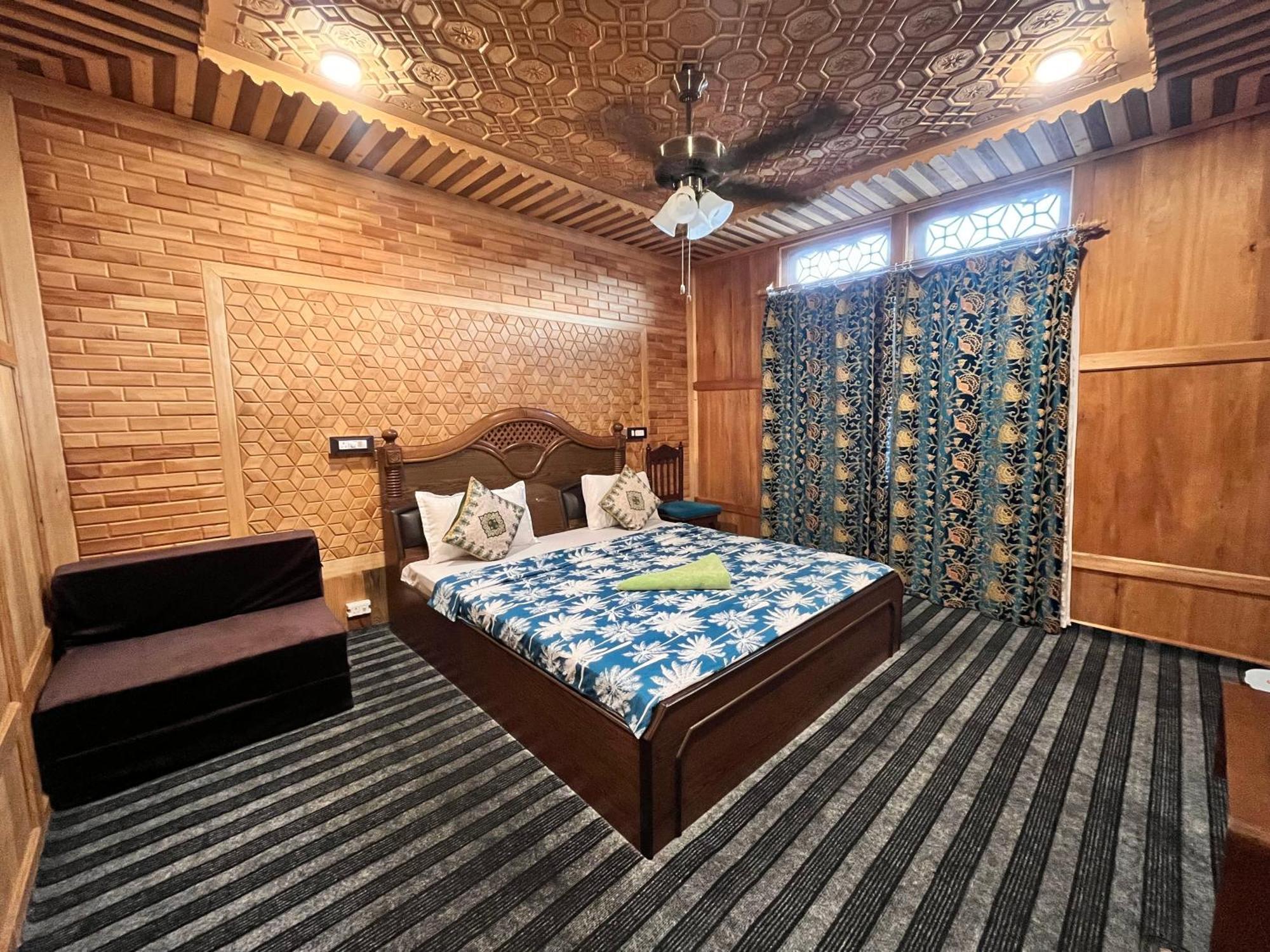 Floating Shanghai Group Of Houseboats 4*
