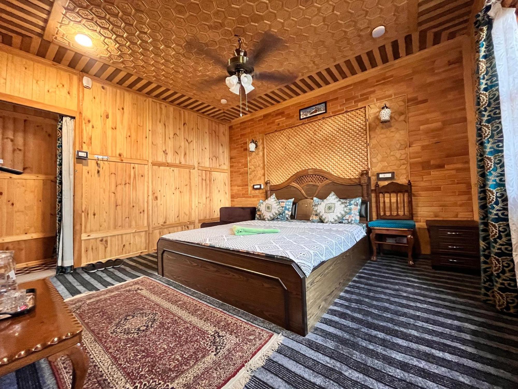 Floating Shanghai Group Of Houseboats 4* Srinagar (Jammu and Kashmir)