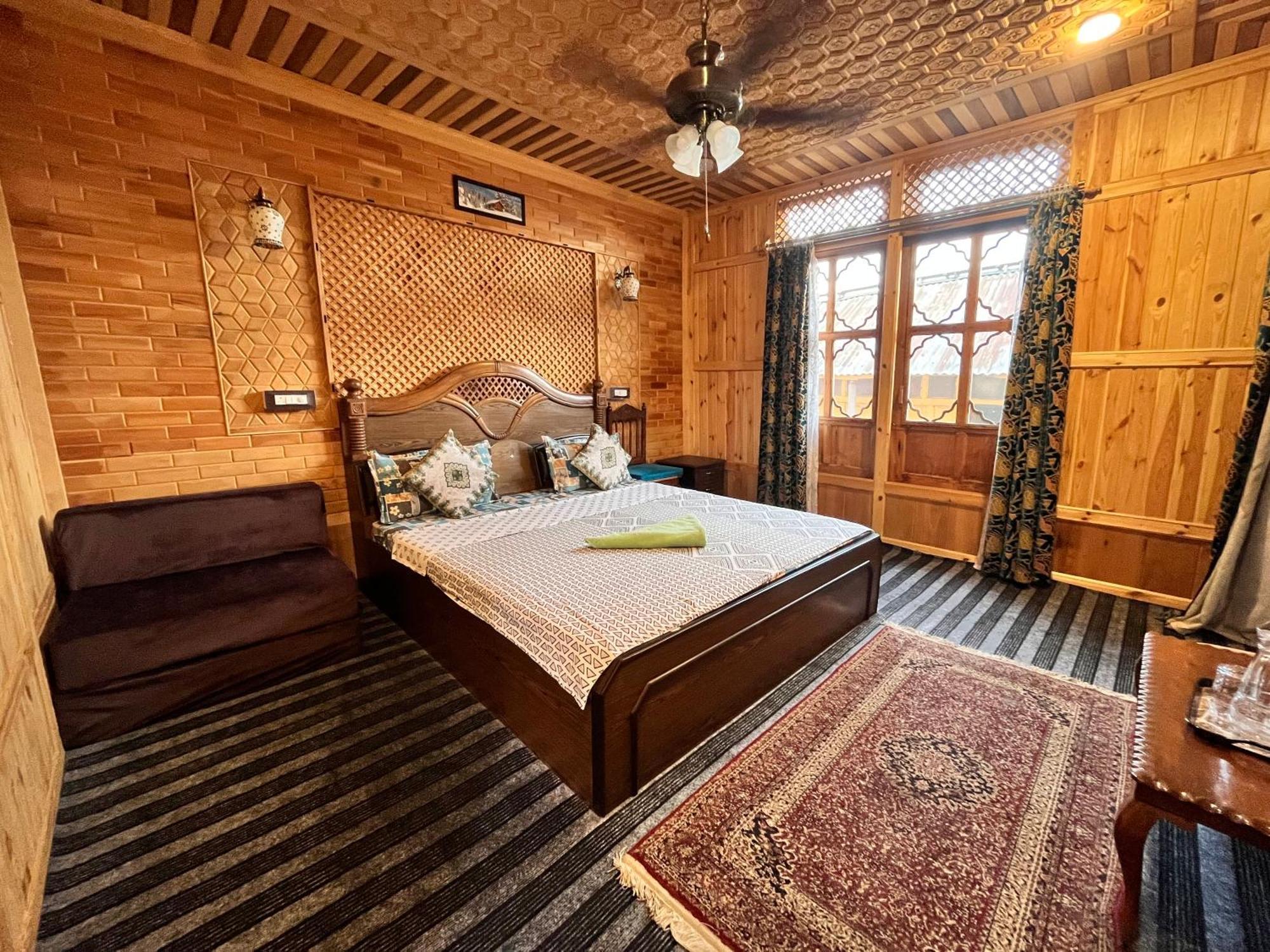 Floating Shanghai Group Of Houseboats Botel