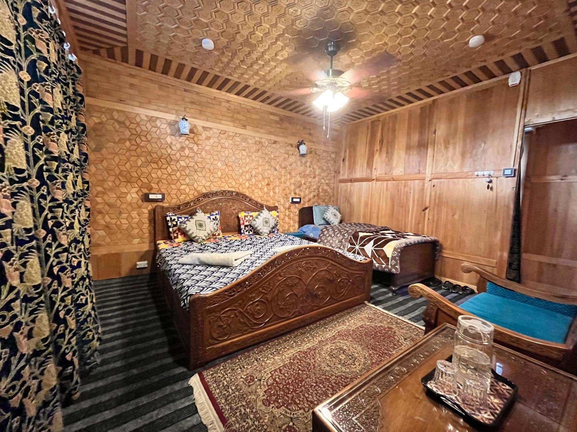 Floating Shanghai Group Of Houseboats Botel