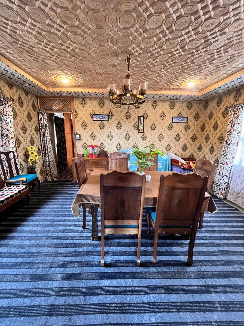 Floating Shanghai Group Of Houseboats Botel 4*