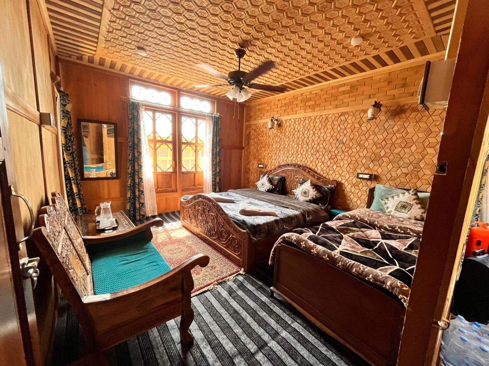 Floating Shanghai Group Of Houseboats Botel