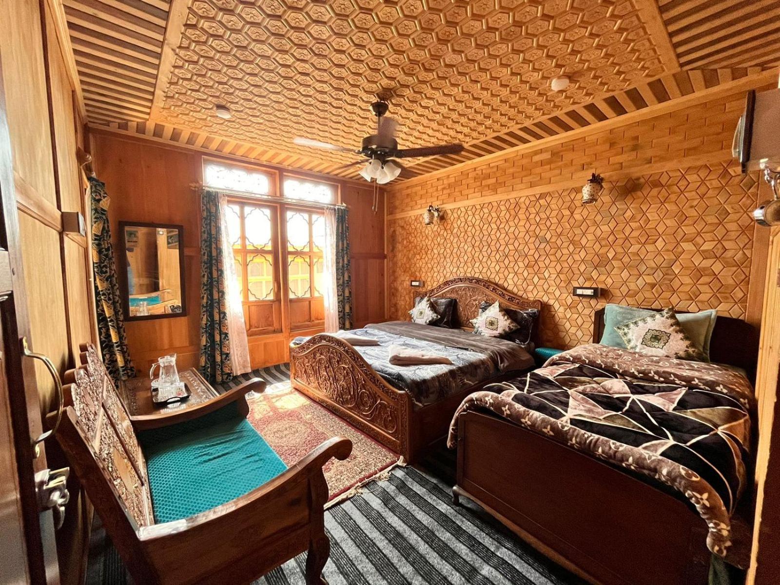 Botel Floating Shanghai Group Of Houseboats 4*
