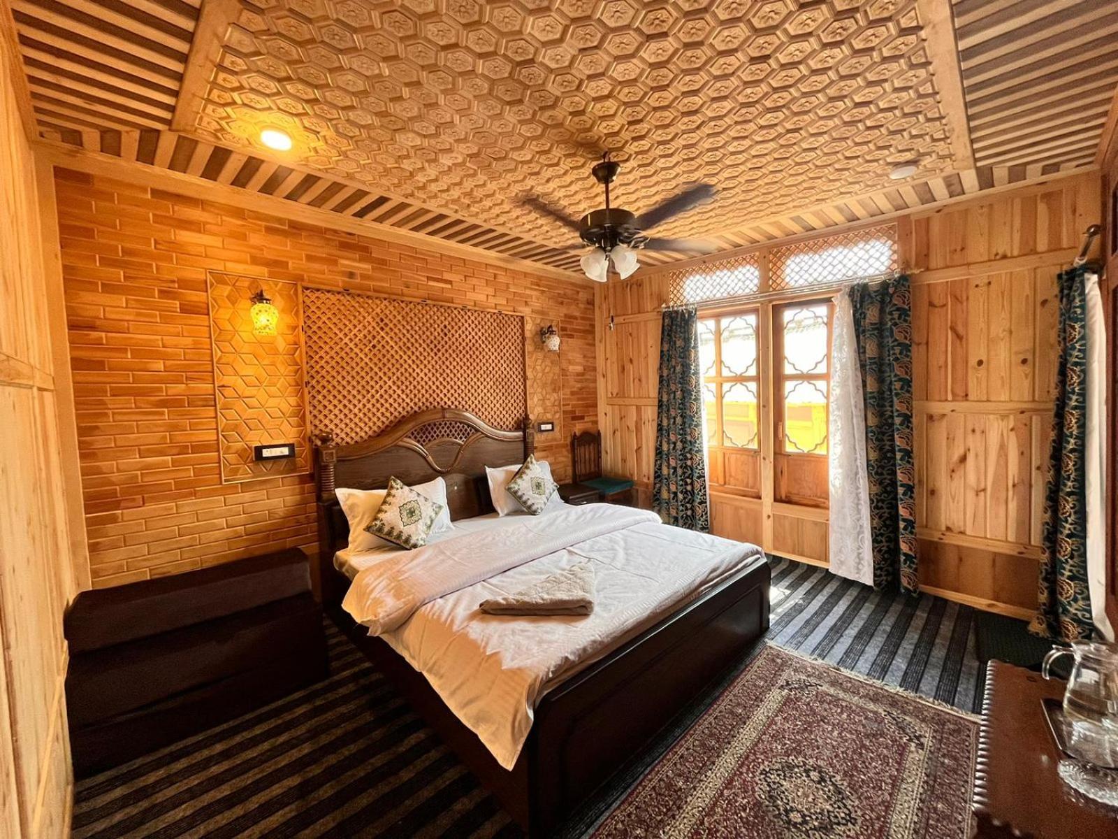 Floating Shanghai Group Of Houseboats Botel Srinagar (Jammu and Kashmir)