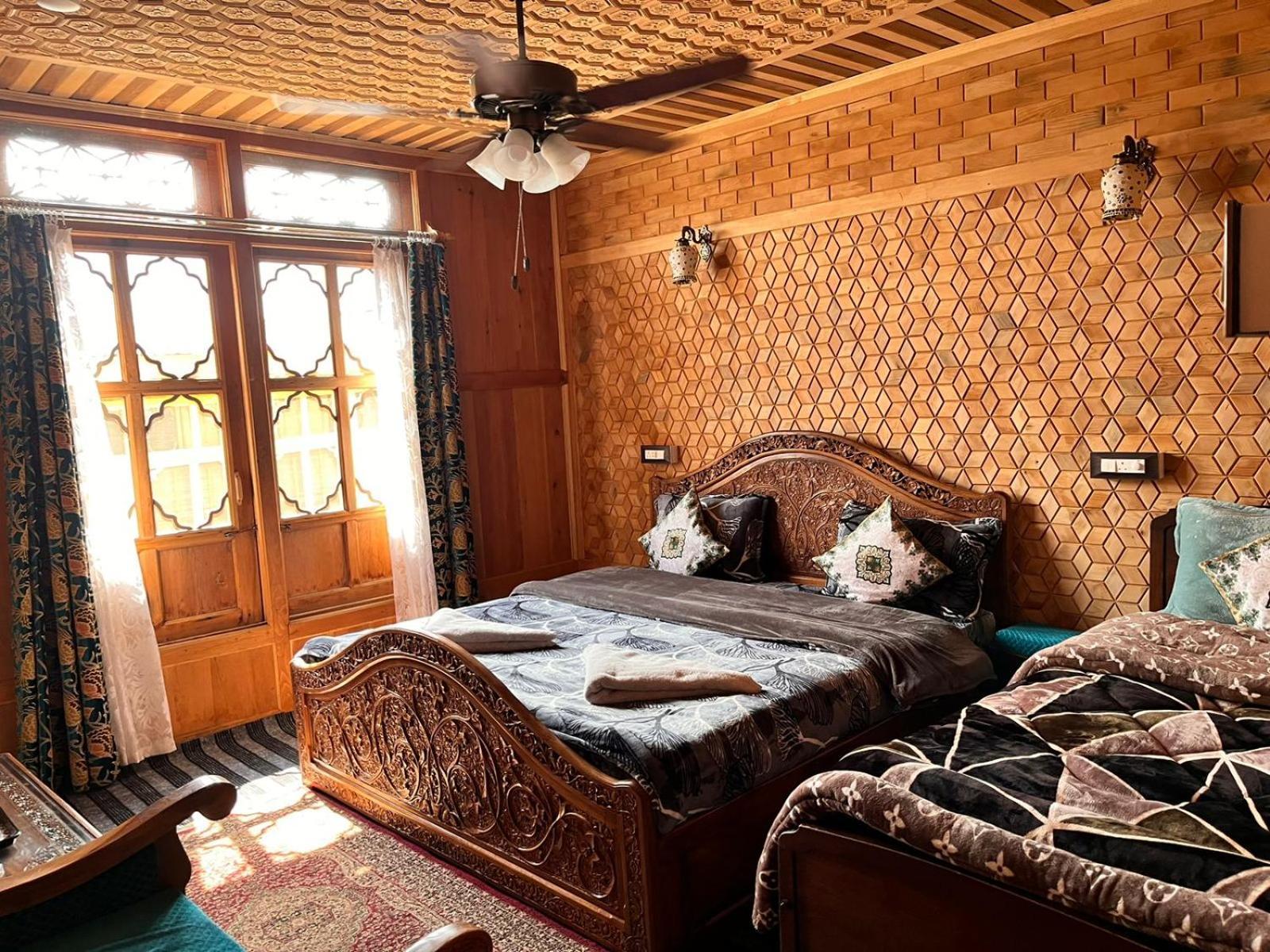 Floating Shanghai Group Of Houseboats 4*