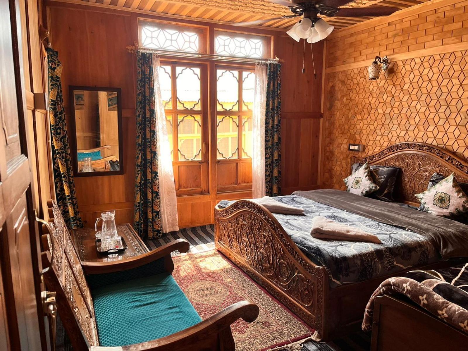 Floating Shanghai Group Of Houseboats Srinagar (Jammu and Kashmir)
