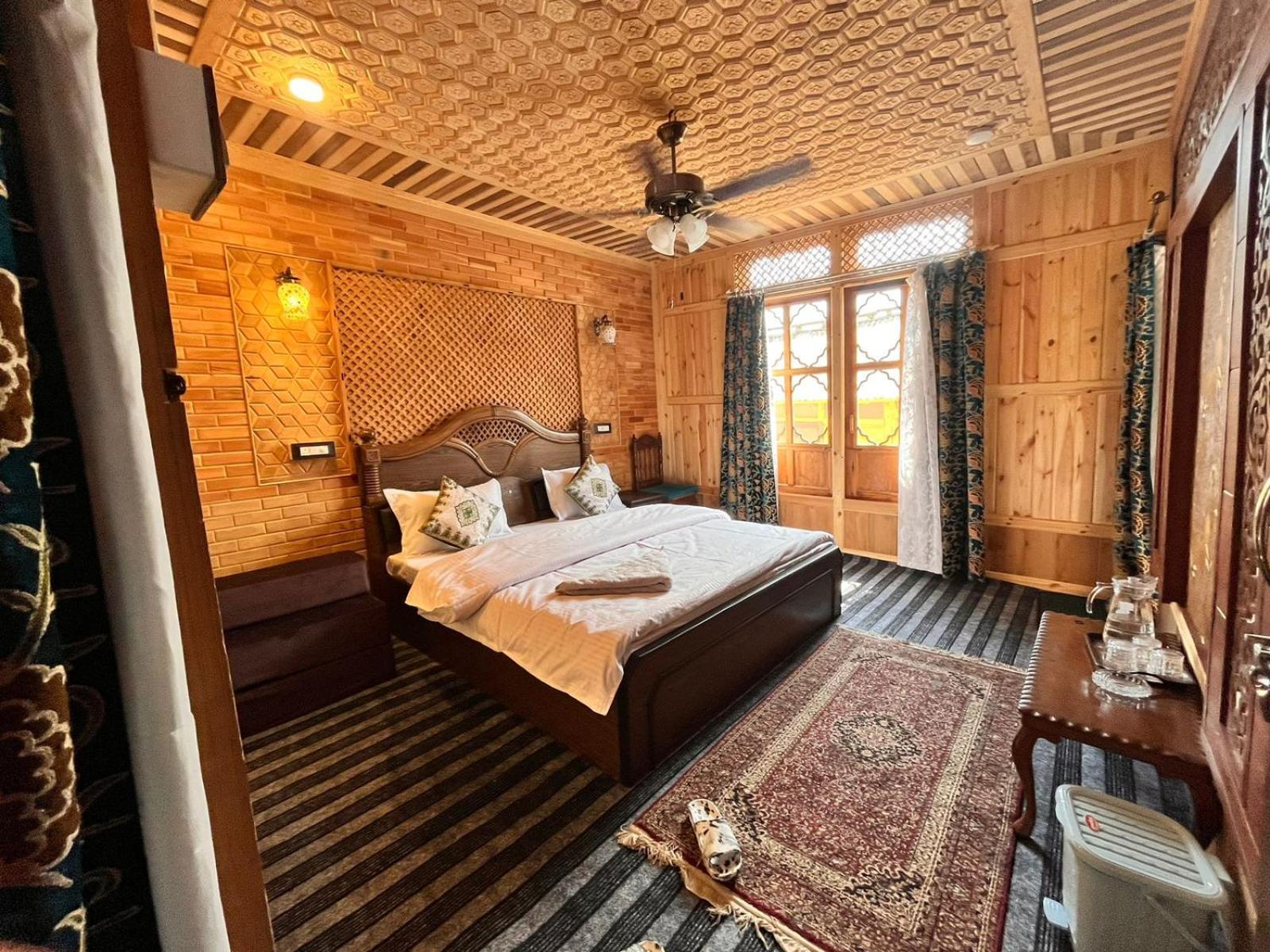 Floating Shanghai Group Of Houseboats Srinagar (Jammu and Kashmir)