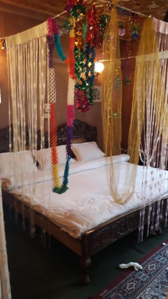 Hotel Hb Alps Houseboat Srinagar (Jammu and Kashmir)