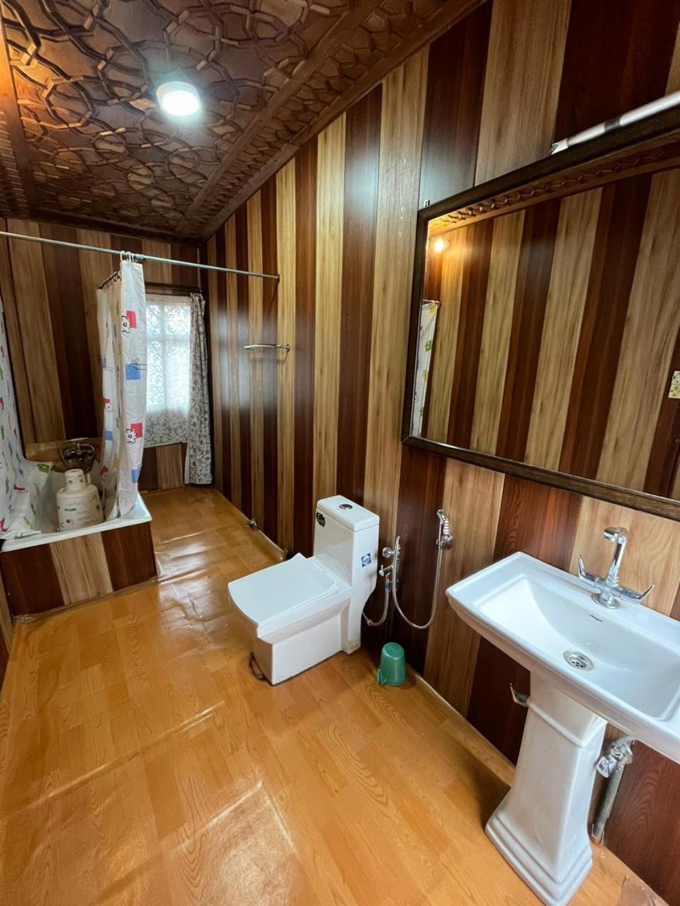 Hb Alps Houseboat Hotel Srinagar (Jammu and Kashmir)